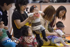 Các em bé tham gia cuộc thi bò tại Nhật Bản. (Ảnh: AFP/TTXVN)