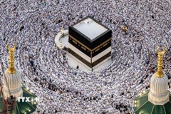 Các tín đồ Hồi giáo cầu nguyện tại Đền thờ Lớn ở thánh địa Mecca, Saudi Arabia trước lễ hành hương Hajj, ngày 11/6/2024. (Ảnh: AFP/TTXVN)