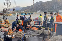Lực lượng cứu hộ cứu nạn làm việc trên tàu Trường Nguyên 8. (Ảnh: TTXVN phát)