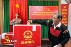Cử tri bỏ phiếu tại Khu vực bỏ phiếu số 25, xã Hòa Phú, tỉnh Đắk Lắk. (Ảnh: Tuấn Anh/TTXVN)