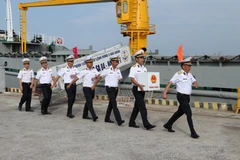 Tổ bầu cử sớm trên biển đi trên tàu Trường Sa 04 đưa hòm phiếu về tới đất liền. (Ảnh: Đoàn Mạnh Dương/TTXVN)