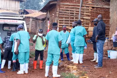 Nhân viên y tế tiến hành khử trùng nhằm tránh lây nhiễm Ebola tại Mongbwalu, tỉnh Ituri, CHDC Congo, ngày 24/5/2026. (Ảnh: THX/TTXVN)