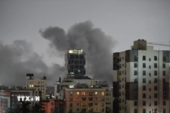 Khói bốc lên sau vụ tấn công tại Tehran, Iran. (Ảnh: THX/TTXVN)