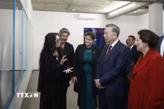 Tổng Bí thư, Chủ tịch nước Tô Lâm và Toàn quyền New Zealand Cindy Kiro tham quan Triển lãm ảnh StarkWhite của nhiếp ảnh gia Fiona Pardington. (Ảnh: Thống Nhất/TTXVN)