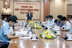 Phó Chủ tịch Ủy ban Nhân dân tỉnh Phú Thọ Phùng Thị Kim Nga nghe báo cáo của các đơn vị liên quan tại buổi làm việc. (Ảnh: Tạ Toàn/TTXVN)