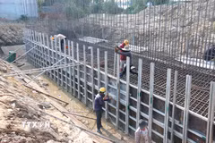Dự án xây dựng cầu Văn Thánh thuộc phường Bình Thuận đang được đẩy nhanh tiến độ giải ngân vốn đầu tư công. (Ảnh: Nguyễn Thanh/TTXVN)