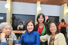 Bà Trần Thu Dung (ngoài cùng bên phải) trong một hoạt động quảng bá văn hóa Việt Nam tại Geneve (Thụy Sĩ). (Ảnh: TTXVN phát)