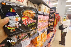 Khách hàng chọn mua mỳ ăn liền tại cửa hàng ở Seoul, Hàn Quốc. (Ảnh: Yonhap/TTXVN)