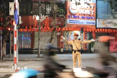 Lực lượng chức năng điều tiết giao thông tại nút giao Kim Mã-Giang Văn Minh. (Ảnh: Lê Đông/TTXVN)