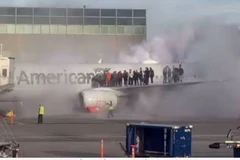 Máy bay American Airlines hạ cánh khẩn cấp do phát hiện có khói