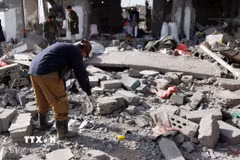 Ngôi nhà tại Sanaa, Yemen bị phá hủy sau khi trúng không kích của Mỹ ngày 7/4/2025. (Ảnh: THX/TTXVN)