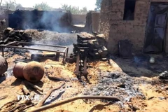 Một ngôi nhà bị hư hại sau vụ tấn công bằng pháo kích tại El Fasher, bang Bắc Darfur, Sudan. (Ảnh: THX/TTXVN)