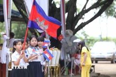 Học sinh Trường Tiểu học Hữu nghị Khmer-Việt Nam tỉnh Prey Veng hân hoan trong lễ khai giảng. (Ảnh: Huỳnh Thảo/TTXVN)