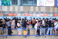 Người dân và du khách làm thủ tục tại nhà ga nội địa T1 sân bay quốc tế Nội Bài trong ngày cuối cùng của kỳ nghỉ lễ 30/4-1/5. (Ảnh: Quốc KhánhTTXVN)
