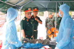 Đoàn công tác của Bộ Chỉ huy quân sự tỉnh Lâm Đồng đã đến thăm, động viên các cán bộ, chiến sỹ đang làm nhiệm. (Ảnh: Hồng Hiếu/TTXVN)