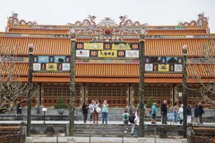 Những vị khách quốc tế đầu tiên tham quan Đại Nội Huế sáng 4/11, khi nơi này mở cửa trở lại sau các đợt lũ lớn. (Ảnh: Nguyên Lý/TTXVN)