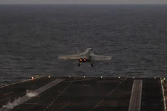 Một chiếc F/A-18E Super Hornet thuộc Phi đội Chiến đấu Cơ (VFA) 14 cất cánh từ sàn đáp của tàu sân bay lớp Nimitz USS Abraham Lincoln trên Biển Arab. (Ảnh: Hải quân Mỹ)