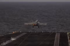 Một chiếc F/A-18E Super Hornet thuộc Phi đội Chiến đấu Cơ (VFA) 14 cất cánh từ sàn đáp của tàu sân bay lớp Nimitz USS Abraham Lincoln trên Biển Arab. (Ảnh: Hải quân Mỹ)