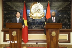 Chủ tịch nước Lương Cường và Tổng thống Angola João Manuel Gonçalves Lourenço gặp gỡ báo chí, thông báo về kết quả hội đàm. (Ảnh: Lâm Khánh/TTXVN)