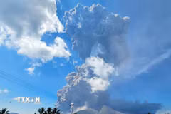 Tro bụi phun lên từ núi lửa Lewotobi Laki-Laki ở Đông Flores, Đông Nusa Tenggara, Indonesia, ngày 7/7/2025. (Ảnh: THX/TTXVN)