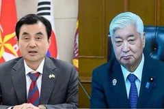 Bộ trưởng Quốc phòng Hàn Quốc Ahn Gyu Back và người đồng cấp Nhật Bản Gen Nakatani. (Ảnh: Yonhap)