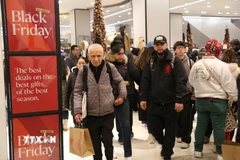 Người tiêu dùng mua sắm dịp Black Friday tại New York, Mỹ. (Ảnh: THX/TTXVN)