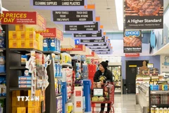 Người tiêu dùng mua sắm tại siêu thị ở California, Mỹ. (Ảnh: THX/TTXVN)