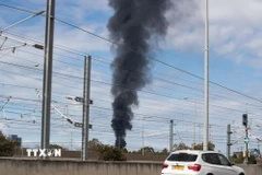 Khói bốc lên tại thành phố Tel Aviv, Israel ngày 28/2/2026. (Ảnh: THX/TTXVN)