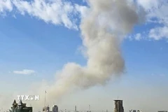Khói bốc lên từ thủ đô Tehran, Iran sau cuộc không kích của Israel ngày 28/2/2026. (Ảnh: Kyodo/TTXVN)