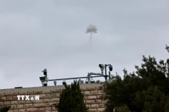 Khói trên bầu trời khu vực Jerusalem, Israel ngày 28/2/2026. (Ảnh: THX/TTXVN)