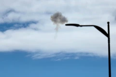 Khói trên bầu trời khu vực Jerusalem, Israel ngày 28/2/2026. (Ảnh: THX/TTXVN)