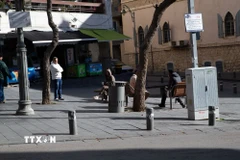 Người dân Israel tập trung gần khu vực phòng vệ dân sự, đề phòng khả năng Iran không kích trả đũa sau khi Israel tấn công phủ đầu Tehran, ngày 28/2/2026. (Ảnh: THX/TTXVN)