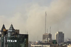 Khói bốc lên từ khu dân cư sau một tiếng nổ lớn ở thủ đô Tehran, Iran ngày 28/2/2026. (Ảnh: Anadolu Agency/TTXVN)