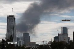 Khói bốc lên từ thành phố Tel Aviv, Israel sau cuộc tấn công đáp trả của Iran ngày 28/2/2026. (Ảnh: THX/TTXVN)