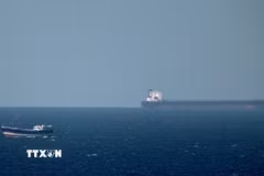Tàu chở dầu hướng về eo biển Hormuz. (Ảnh: AFP/TTXVN)