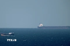 Tàu chở dầu hướng về eo biển Hormuz. (Ảnh: AFP/TTXVN)