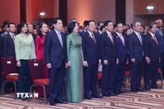 Chủ tịch nước Lương Cường và Phu nhân cùng đoàn đại biểu cấp cao Việt Nam chào cờ. (Ảnh: Lâm Khánh/TTXVN)