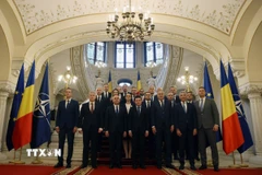 Tổng thống Romania Nicusor Dan (giữa) cùng các thành viên nội các mới chụp ảnh chung tại Bucharest tối 23/6/2025. (Ảnh: THX/TTXVN)