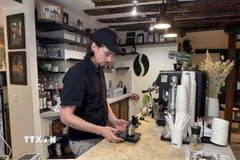 Anh Martin, đồng sáng lập thương hiệu cà phê “PHIN MI” tự tay pha chế phục vụ khách. (Ảnh: Hữu Chiến/TXVN)