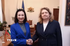 Chủ tịch Quốc hội Nataliya Kiselova chúc mừng Đại sứ Nguyễn Thị Minh Nguyệt nhận nhiệm vụ công tác, chúc mừng Việt Nam nhân dịp kỷ niệm 80 năm Quốc khánh và 75 năm thiết lập quan hệ ngoại giao Việt Nam-Bulgaria. (Ảnh: TTXVN phát)