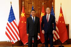 Phó Thủ tướng Trung Quốc Hà Lập Phong (trái) và Bộ trưởng Tài chính Mỹ Scott Bessent trong cuộc đàm phán tại Madrid, Tây Ban Nha ngày 14/9/2025. (Ảnh: THX/TTXVN)