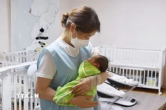 Chăm sóc trẻ sơ sinh tại nhà thờ Jusarang ở Đông Nam Seoul, Hàn Quốc. (Ảnh: Kyodo/TTXVN)