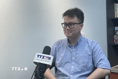 Chuyên gia Enzo Sim Hong Chun trả lời phỏng vấn phóng viên TTXVN. (Ảnh: Thành Trung/TTXVN)