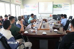 Các công nhân, kỹ sư Việt Nam và Cuba của Chương trình Hợp tác Sản xuất Lúa gạo Việt Nam-Cuba tại Pinar del Río cùng theo dõi bộ phim. (Ảnh: Việt Hùng/TTXVN)