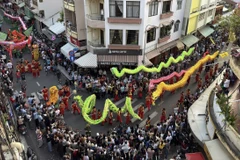 Tâm điểm của lễ hội là chương trình diễu hành nghệ thuật đường phố với sự tham gia của hơn 1.200 diễn viên và 5 xe hoa lộng lẫy. (Ảnh: Hữu Duyên/TTXVN)