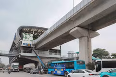 Ga Văn Khê đang được các kỹ sư tập trung kiểm tra, đánh giá kỹ lưỡng chất lượng và độ bám dính của lớp vữa trát. (Ảnh: Phan Phương/TTXVN)