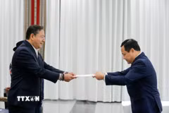 Đại sứ Việt Nam tại Brazil kiêm nhiệm Bolivia Bùi Văn Nghị trình Quốc thư. (Ảnh: Đại sứ quán Việt Nam-TTXVN phát)