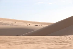 Những đồi cát cao vút trải dài với nhiều hình dạng độc đáo và thay đổi thường xuyên dưới tác động của gió, thu hút du khách khi đến tham quan Bàu Trắng. (Ảnh: Nguyễn Thanh/TTXVN)