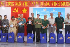 Tặng quà cho các thương binh, bệnh binh, cựu chiến binh có hoàn cảnh khó khăn trên địa bàn phường Thới Sơn, tỉnh An Giang. (Ảnh: Công Mạo/TTXVN)