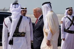 Tổng thống Donald Trump được Quốc vương Qatar Sheikh Tamim bin Hamad Al Thani chào đón khi ông đến Sân bay Quốc tế Hamad ở Doha, Qatar. (Ảnh: AP)